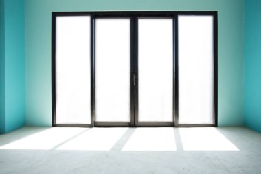 Sanayi İnşaat bina ev boş oda iç pencere ve kapı siyah alüminyum duvar altında