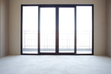 Sanayi İnşaat bina ev boş oda iç pencere ve kapı siyah alüminyum duvar altında