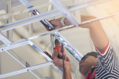 İnşaat işçisi tavan metal çerçeve iç yapı alçı tahta tavan için tornavida ile