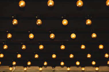 Siyah renk tavan altında güzel retro lüks ışık lamba