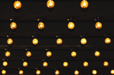 Siyah renk tavan altında güzel retro lüks ışık lamba