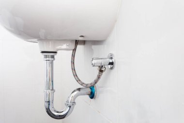 Modern tasarım ev banyo beyaz banyo sıhhi tesisat. Yapım aşamasında