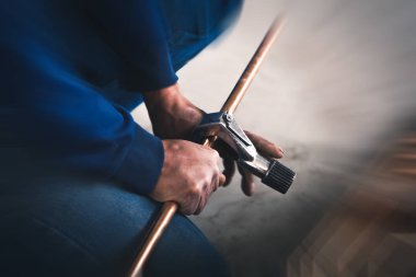 Sanayi sistem erkek işçi bakır boru Klima aracıyla ortak kesmek