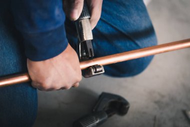 Sanayi sistem erkek işçi bakır boru Klima aracıyla ortak kesmek