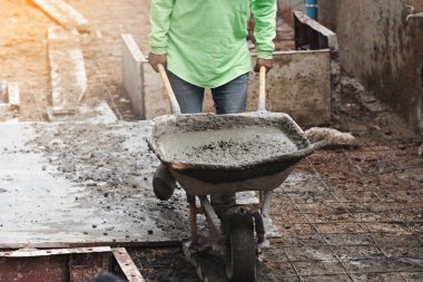 Endüstriyel inşaat işçiliği el arabası ile beton karışımı
