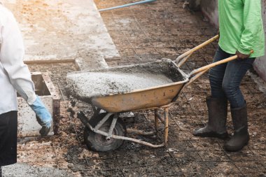 Endüstriyel inşaat işçiliği el arabası ile beton karışımı