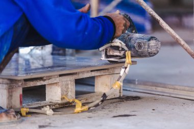 Adam profesyonel çalışan kesim daire testere elektrik inşaat iç taşıyla.