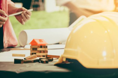 Asya mühendis konsept inşaat inşaat çalışması. Proje yüklenici şantiye çalışmalarında planı gözden geçirme.