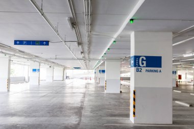 endüstriyel yapı bina otoparkta.