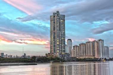 Chao Phraya Nehri'nin, alacakaranlık günbatımı bangkok önce bina görüntü güzelliği Tayland