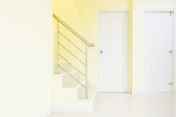 Fondo Interior Habitación Vacía Pared Color Amarillo Puerta Blanca — Foto de Stock