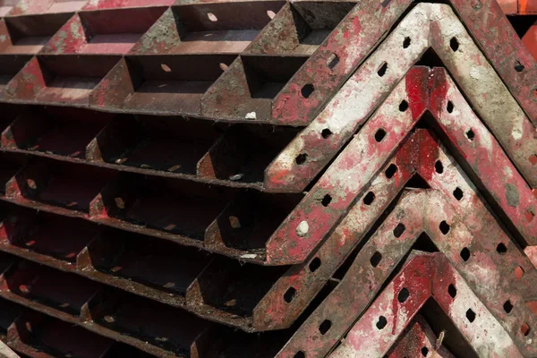 Çelik sütunlar inşaat sitedeki çerçeve