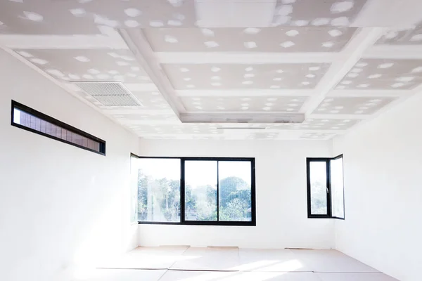Άδειο Δωμάτιο Εσωτερικό Κατασκευή Γυψοσανίδας Οροφής Και Κλιματιστικό Στο Εργοτάξιο — Φωτογραφία Αρχείου
