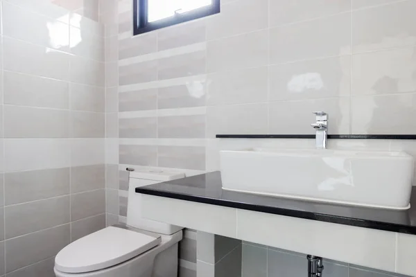 Baño Diseño Moderno Inodoro Lavabo Artículos Sanitarios Color Blanco Baño — Foto de Stock