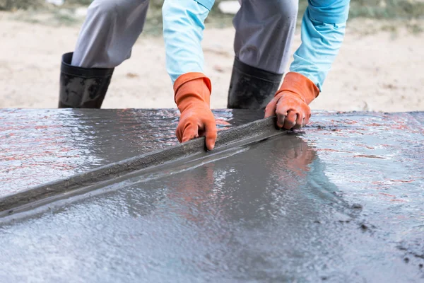 Sektör inşaat erkek çalışanları aracıyla beton yol yapım üzerinde mix