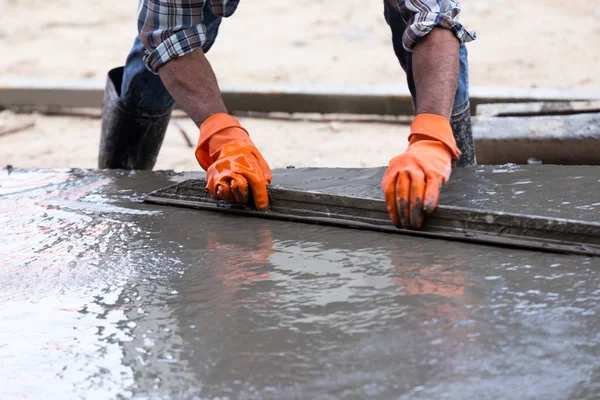 Sektör Inşaat Erkek Çalışanları Aracıyla Beton Yol Yapım Üzerinde Mix — Stok fotoğraf