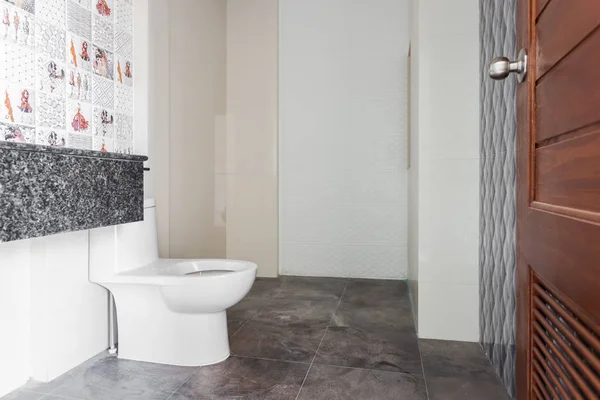Μοντέρνος Σχεδιασμός Μπάνιο Στο Σπίτι Λευκά Είδη Υγιεινής Στο Μπάνιο — Φωτογραφία Αρχείου