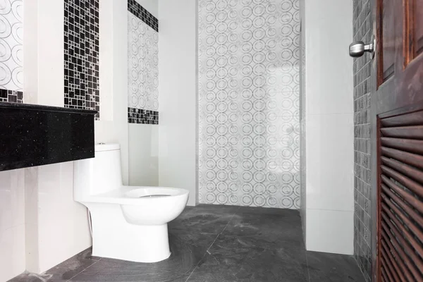 Μοντέρνος Σχεδιασμός Μπάνιο Στο Σπίτι Λευκά Είδη Υγιεινής Στο Μπάνιο — Φωτογραφία Αρχείου