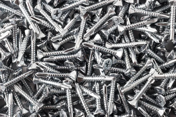 Delici dübel ve beyaz arka plan üzerinde izole vidası