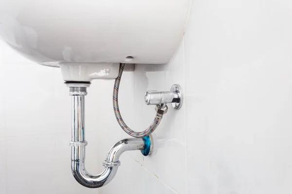 Modern tasarım ev banyo beyaz banyo sıhhi tesisat. Yapım aşamasında