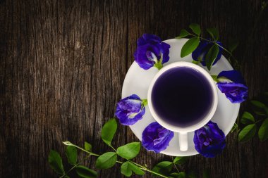 Sağlıklı su bezelye çiçek suyu eski ahşap arka plan üzerine yerleştirilen.