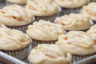 Pişmiş beyaz ekmek jambon ve peynirli tepsi fırında pişirin.