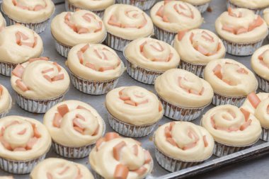 Pişmiş beyaz ekmek jambon ve peynirli tepsi fırında pişirin.