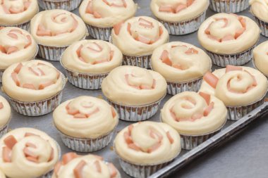 Pişmiş beyaz ekmek jambon ve peynirli tepsi fırında pişirin.