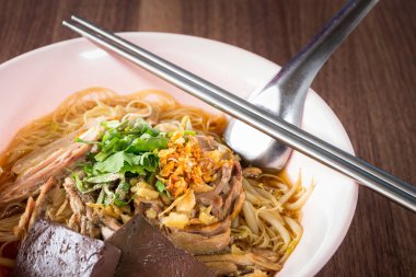 Tayland tarzı ördek çorbası ormanlık üzerinde