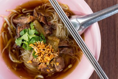 Tayland tarzı noodle kızarmış domuz çorbası ormanlık üzerinde