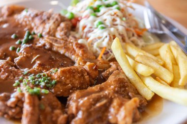 Biftek salata patates kızartması yemek beyaz üzerinde ızgara