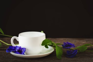 Sağlıklı su bezelye çiçek suyu eski ahşap arka plan üzerine yerleştirilen.