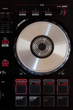 Dj mix ve pikap vinil plak çalar üzerinde müzik çalmak için
