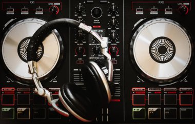 Dj mix ve pikap vinil plak çalar üzerinde müzik çalmak için