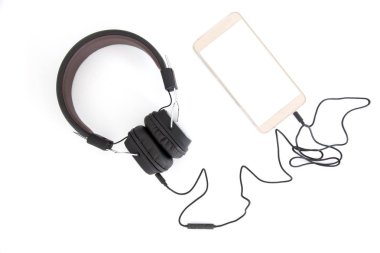 Akıllı telefon ve kulaklık için beyaz arka planda müzik dinlemek