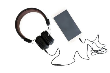 Beyaz arkaplanda izole kulaklıklar