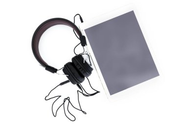 Beyaz arkaplanda izole kulaklıklar