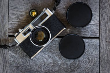 Retro vintage klasik kamera film ahşap arka plan üzerinde