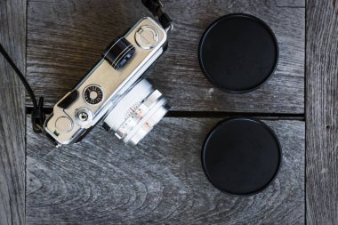 Retro vintage klasik kamera film ahşap arka plan üzerinde