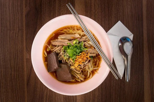 Tayland tarzı ördek çorbası ormanlık üzerinde