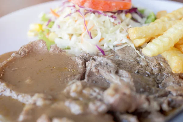 Biftek salata patates kızartması yemek beyaz üzerinde ızgara