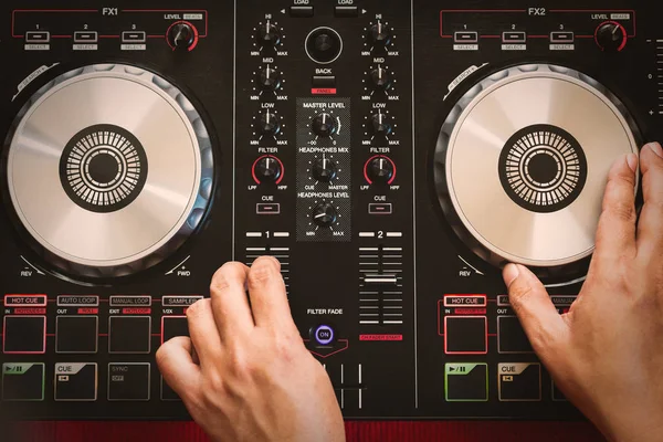 Dj mix ve pikap vinil plak çalar üzerinde müzik çalmak için