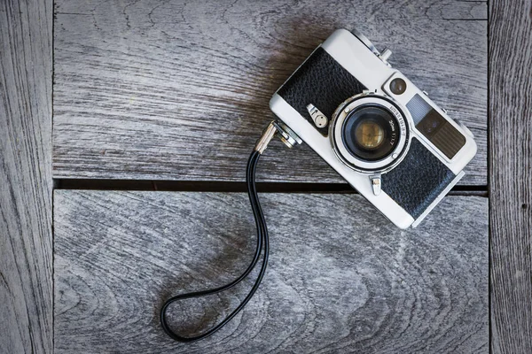 Retro vintage klasik kamera film ahşap arka plan üzerinde