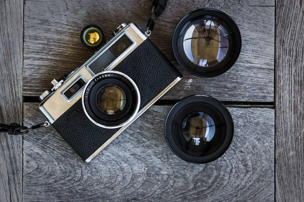 Retro vintage klasik kamera film ahşap arka plan üzerinde