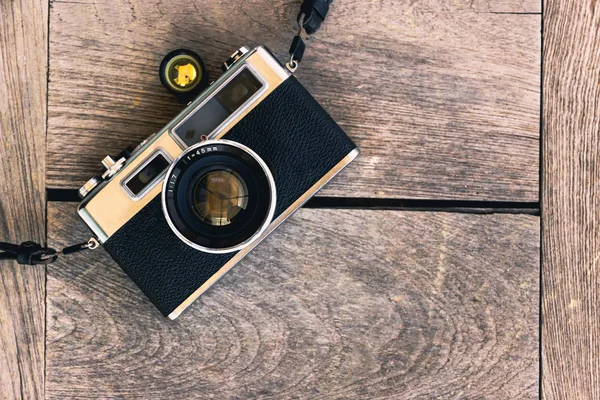 Retro vintage klasik kamera film ahşap arka plan üzerinde