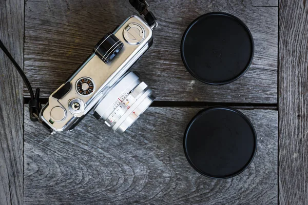 Retro vintage klasik kamera film ahşap arka plan üzerinde
