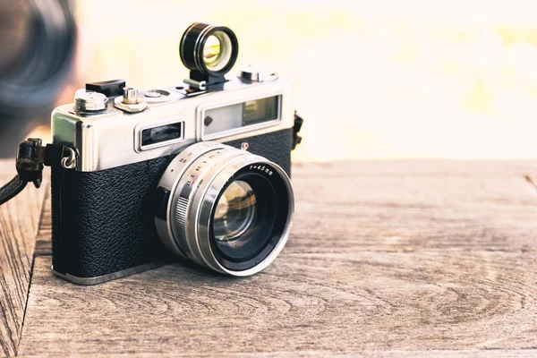 Retro Vintage Classic Camera Film Wood Background — Stock Photo, Image