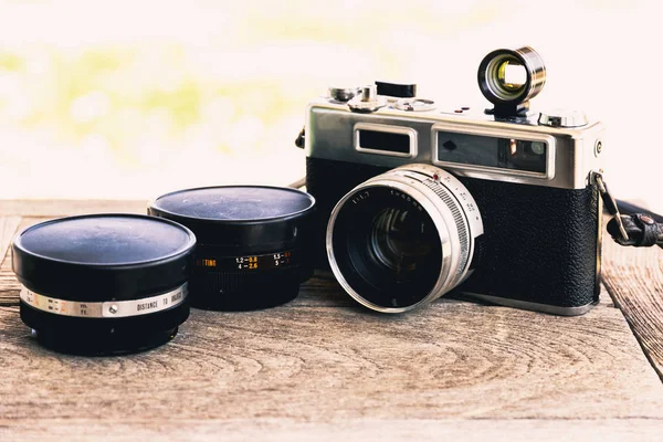 Retro vintage klasik kamera film ahşap arka plan üzerinde