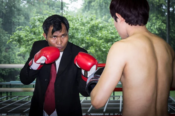ボクシング グローブでアジア系のビジネスマン 成功と絶え間ない闘争の概念 — ストック写真