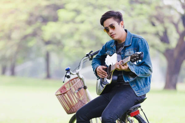 Portret Azjatycki Młodych Ludzi Siedzi Rower Grać Gitarze — Zdjęcie stockowe